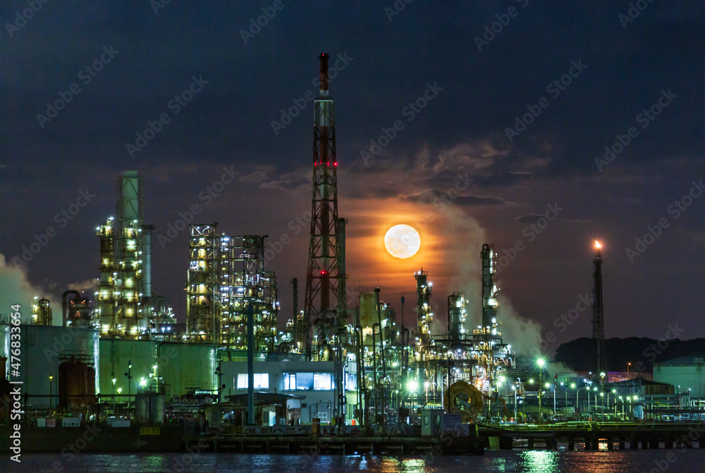 横浜市新磯子工場夜景と昇る満月