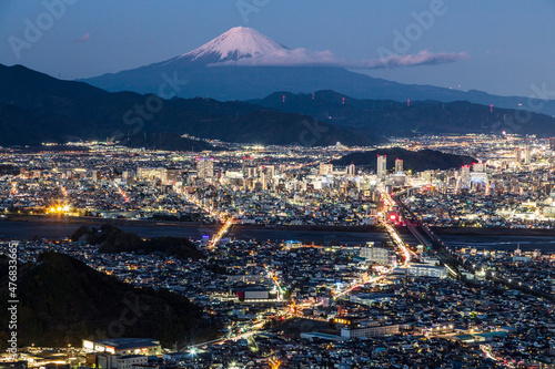 静岡市朝鮮岩から月光に照らされた富士山と静岡市の夜景 Fototapete