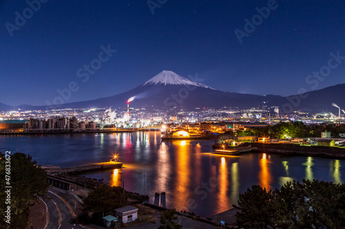 富士市田子の浦みなと公園から田子の浦港の夜景と月夜の富士山 © Umibozze