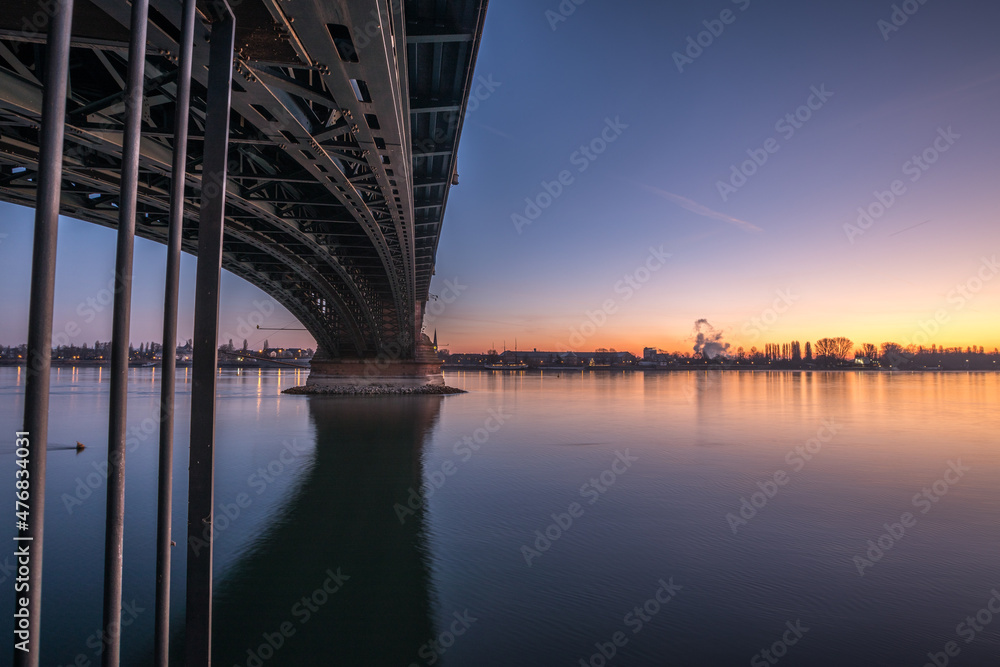 Naklejka premium Sonnenaufgang Rheinufer Mainz
