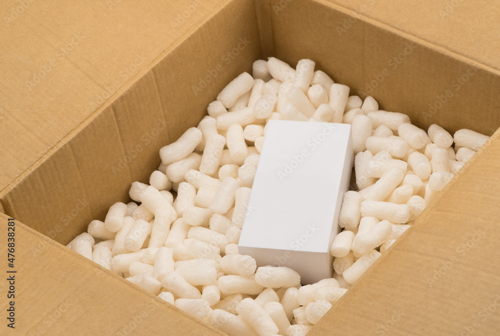 Collects things in boxes. Safe package. Человек с коробкой в руках. Упаковка для кружки из пенопласта. Safe package.