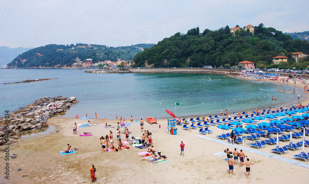 Un giorno d'estate in spiaggia a Lerici in provincia di La Spezia, Italia.