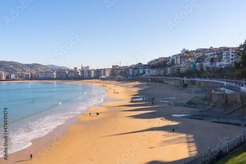 People walking on La Cocha beach in the city of San Sebastian one sunny morning, Gipuzkoa. Basque Country © unai