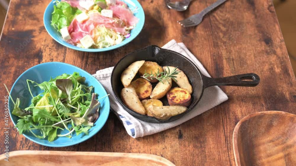 食卓の上のスキレットの焼き野菜と、生ハムチーズサラダ 食卓の上のスキレットの焼き野菜と、生ハムチーズサラダ