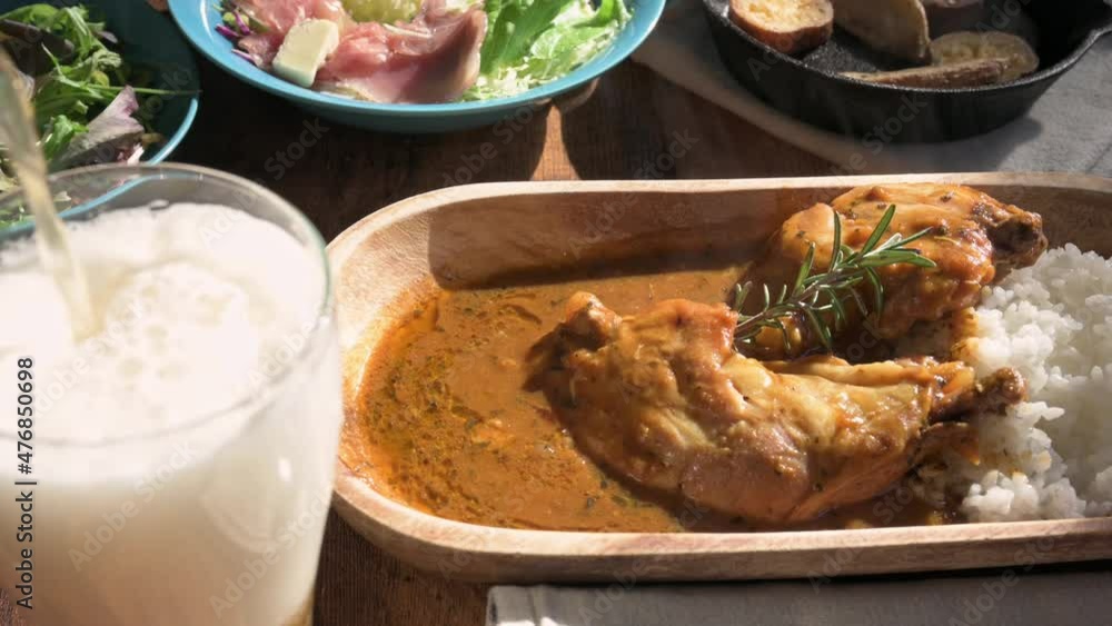 食卓の上のチキンカレーと生ビール 食卓の上のチキンカレーと生ビール