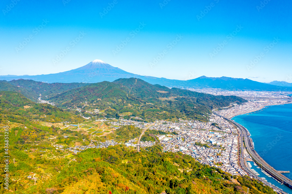 薩埵峠付近の東名高速道路と富士山（静岡県）