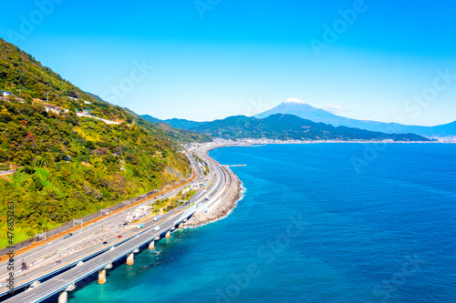 薩埵峠付近の東名高速道路と富士山（静岡県）