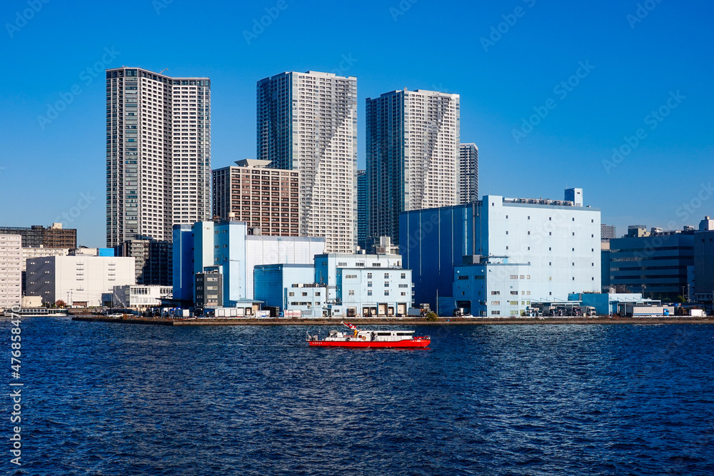 Obraz premium 化学消防艇 竹芝桟橋から豊海水産埠頭（東京都港区）