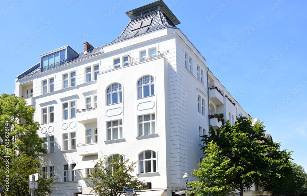 Fototapeta premium Historische Fassade im Stadtteil Moabit, Tiergarten, Berlin