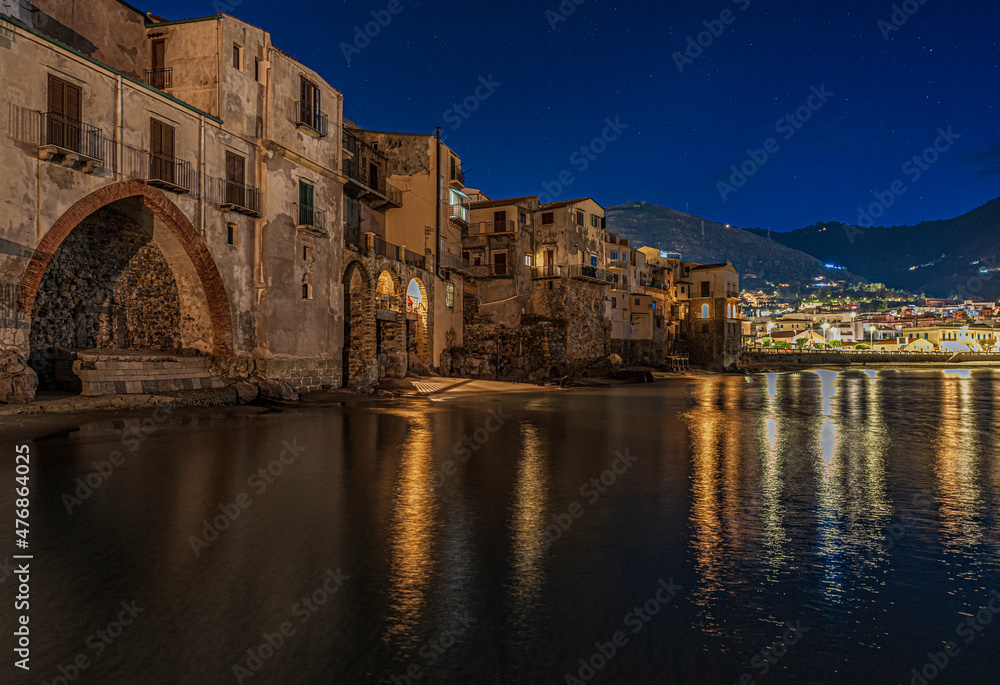 Vista notturna del pittoresco borgo marinaro di Cefalù, Sicilia	