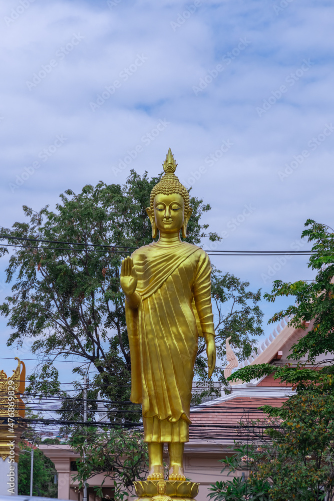Obraz premium Buddhist temple Was on Sukhumvitt Rd BKK Bangkok Thailand, vivid lush colours if the buildings are glorious