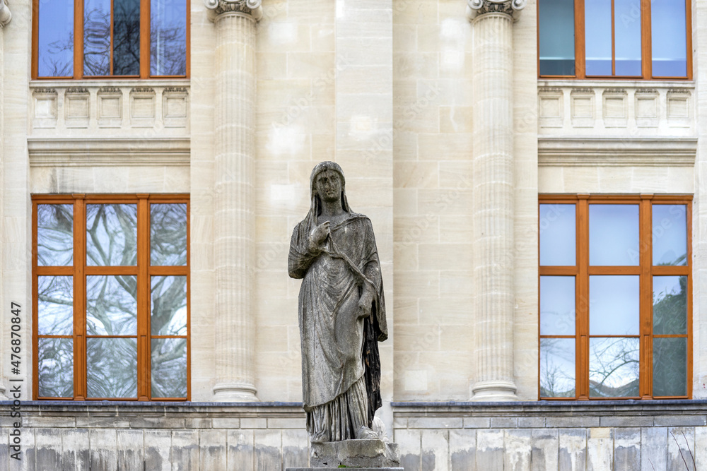 Obraz premium Female statue in the courtyard of the Archaeology Museum in Istanbul, Turkey.