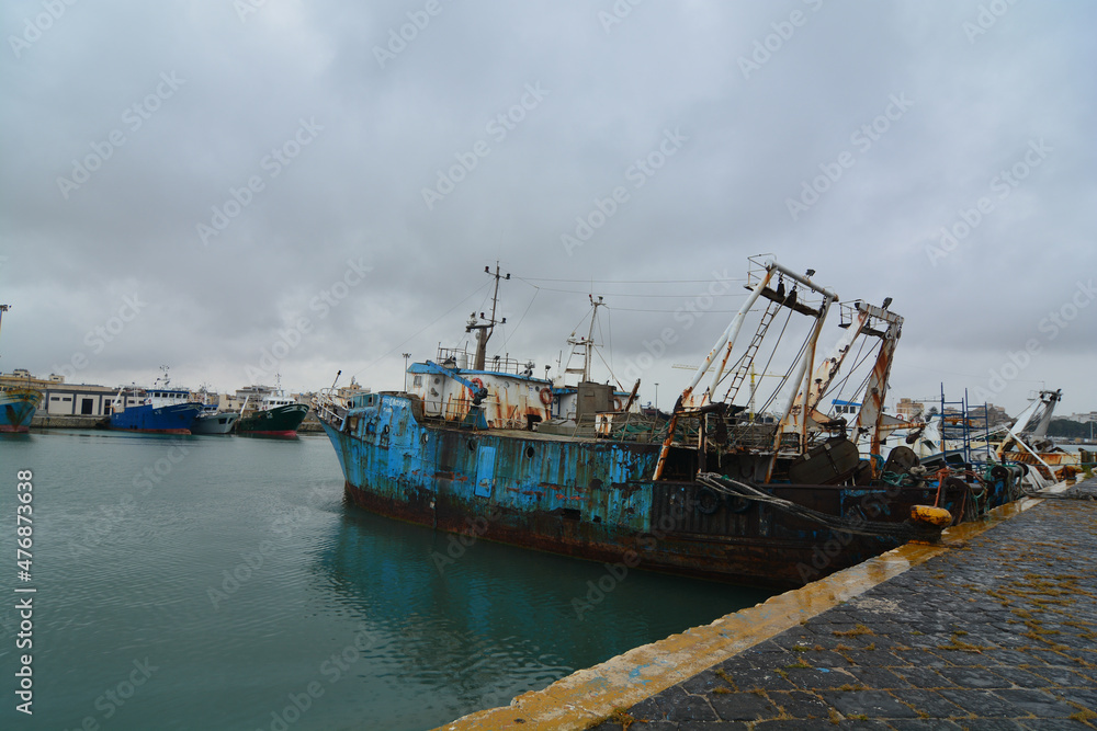 peschereggi nel porto di mazzarra del vallo sicilia