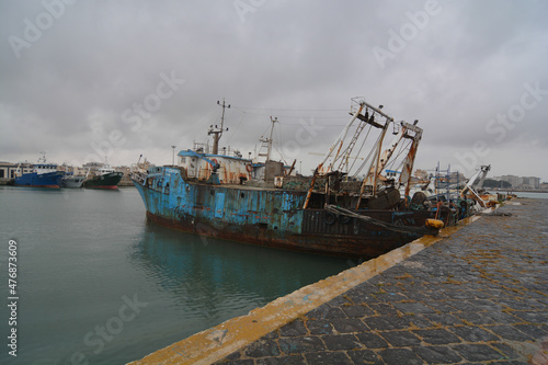 pescherecci nel porto di mazzarra del vallo sicilia