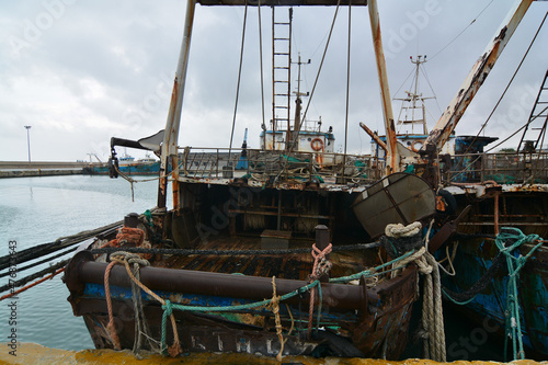 pescherecci nel porto di mazzarra del vallo sicilia