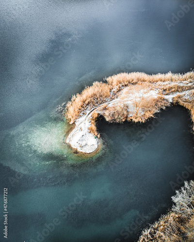 Insel mit Schnee von Oben