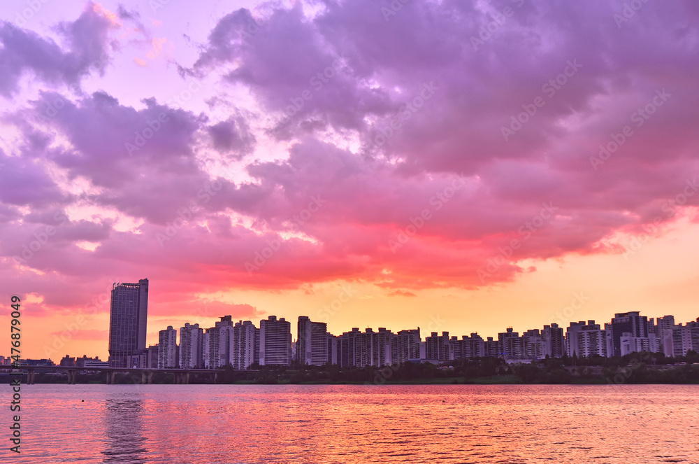 서울 한강변의 아파트촌의 황혼