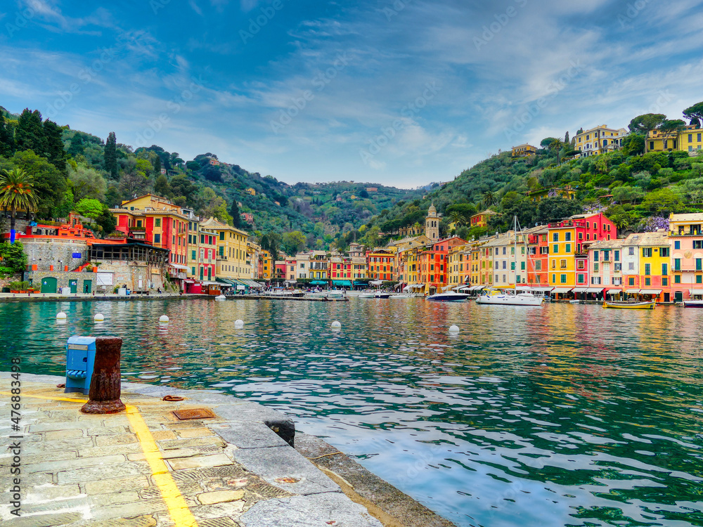 Hafen von Portofino in Italien vor blauem Himmel
