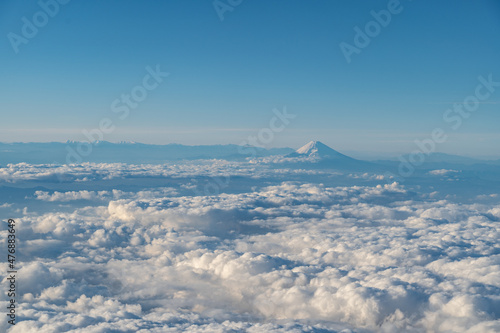 上空より富士山と雲海
