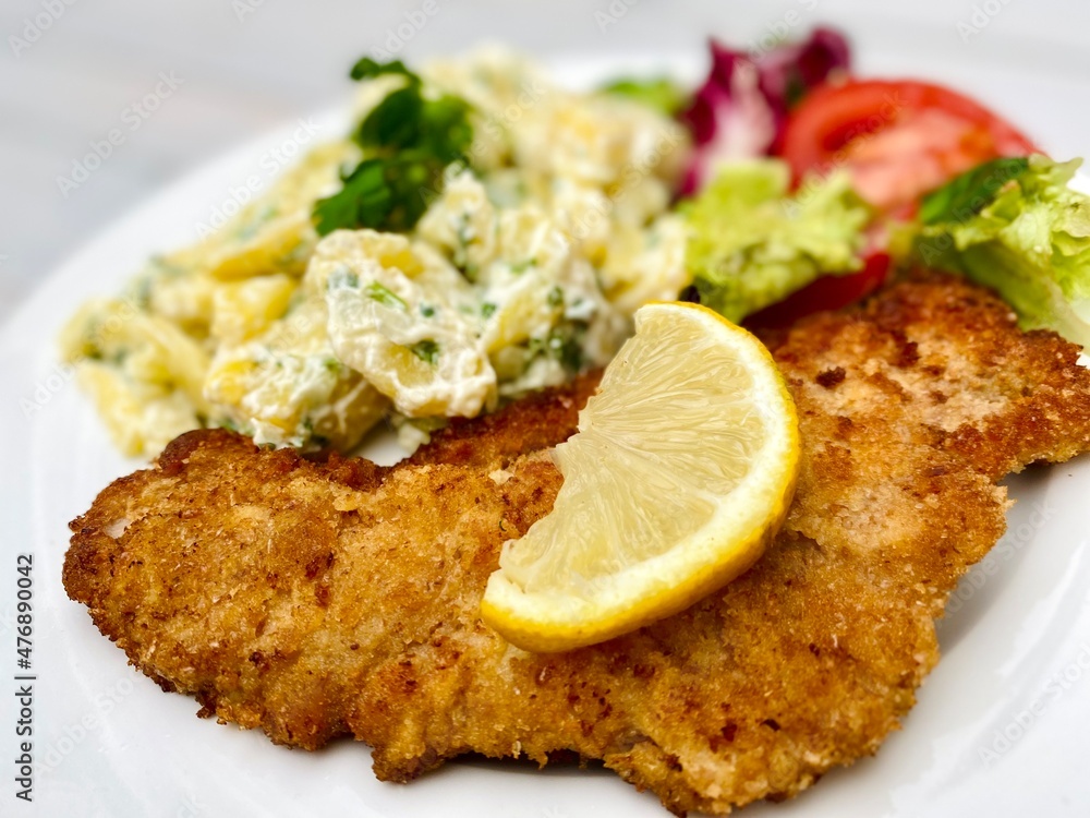 Schnitzel vollkornpanade mit Kartoffelsalat Schnitzel vollkornpanade mit Kartoffelsalat