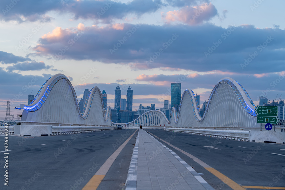 Obraz premium Maidan Bridge Dubai with Dubai Skyline