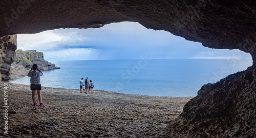 Vistas del paisaje de la Cueva de la Ojerada a contraluz, con siluetas y el mar azul en Cantabria, España, verano de 2020