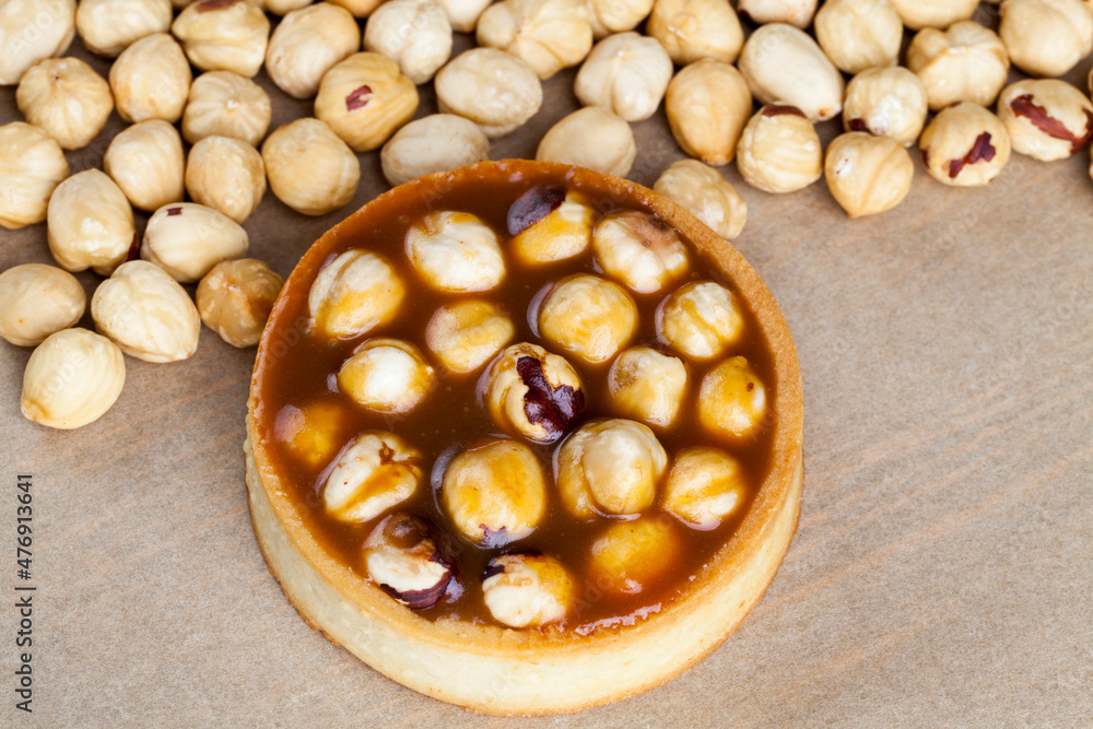 Obraz premium tartlet with salted caramel and hazelnuts