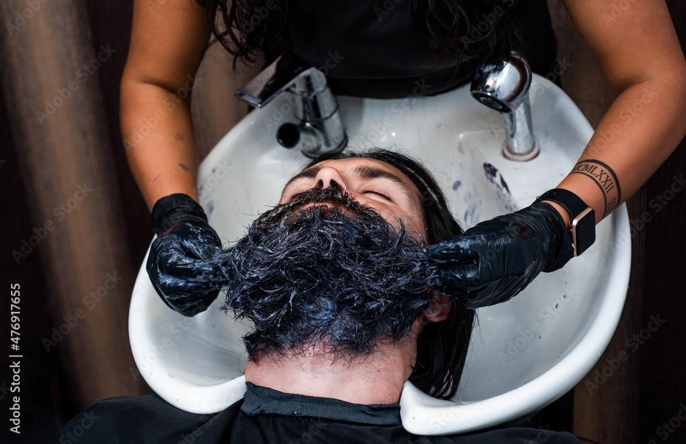 Φωτογραφία head of a guy in bathroom sink in hairdresser salon, barbershop