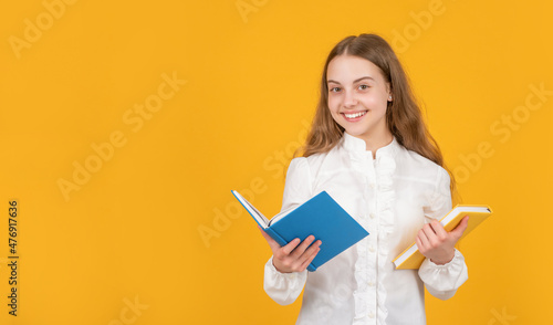 фотографія happy child ready to study do homework read book on yellow background copy space, nerd
