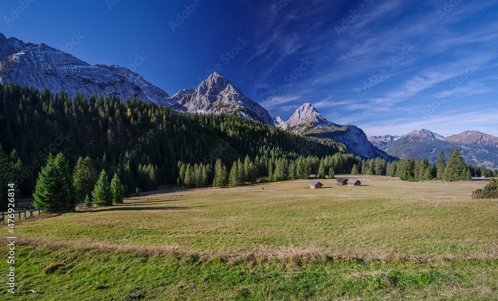 Alpiner Bergblick im morgendlichen Licht an einem sonnigen Tag im Sommer auf der Ehrwalder Alm mit Blick auf die Sonnenspitze und zum Tajakopf in Tirol, Österreich