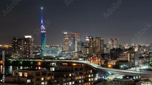 福岡市博多区の夜のスカイラインと高速道路と飛行機のタイムラプス映像（右から左へのパンニング）