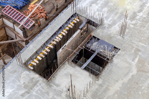 Cast-in-place concrete construction technology. Cast floor slab, elevator shafts, aluminum formwork and reinforcing bars