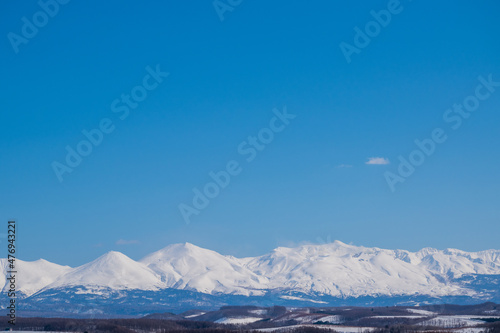 雪山の山頂と青空　十勝岳  © kinpouge