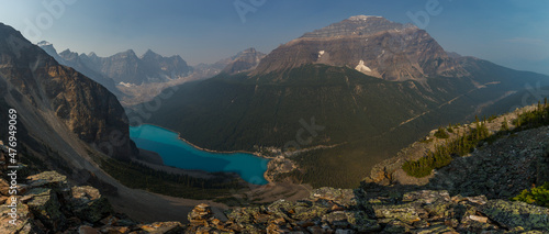 Fotografiet On the top of Tower of Babel above Moraine Lake, Canada