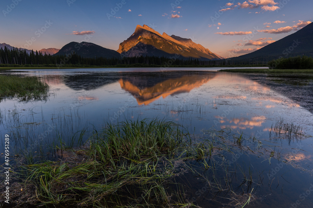 Obraz premium Rundle Mountain and Vermillion Lakes