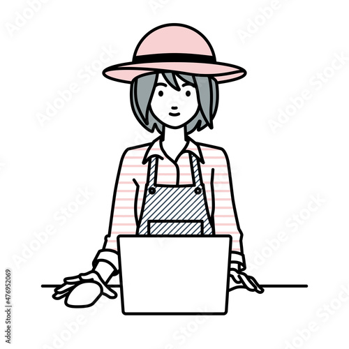 デスクで座ってPCを使っている農家の女性