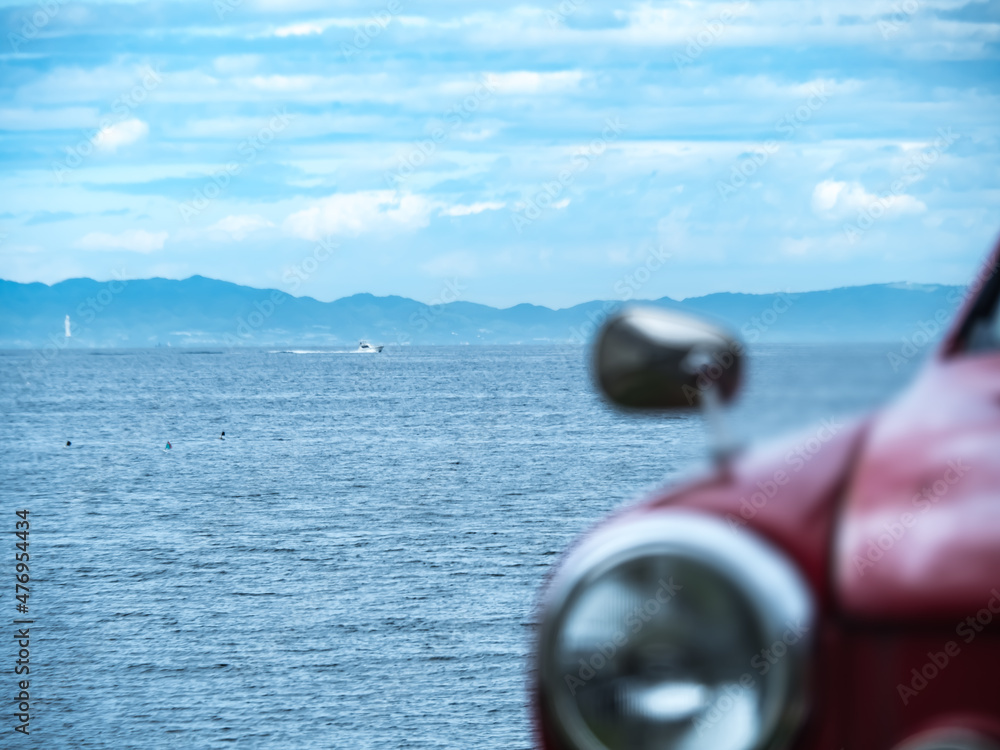 夏の海、赤い車