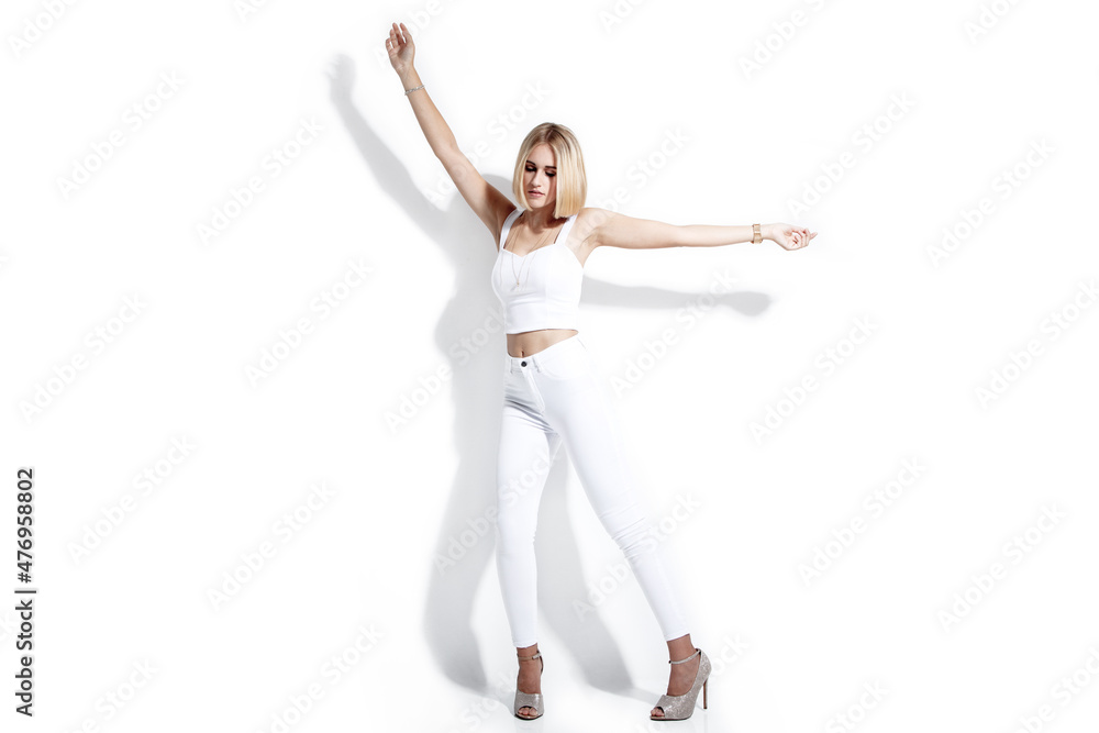Fashion Model Blond ganz in Weiß auf Weiß Porträt Fashion Model Blond ganz in Weiß auf Weiß Porträt