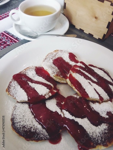 cake with strawberries