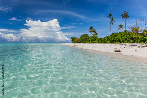 Fototapeta Naklejka Na Ścianę i Meble -  Mantabuan island with turquoise water on a sunny day, Borneo