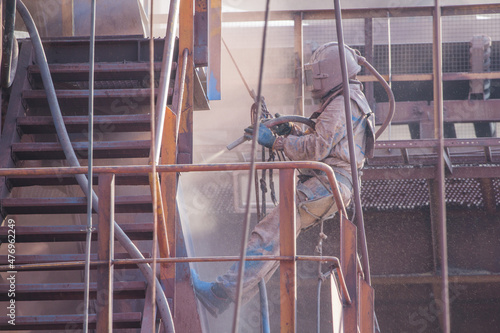 Bilde på lerret Sandblasting the paintwork of metal structures before painting