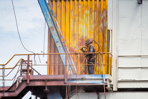 Sandblasting the paintwork of metal structures before painting