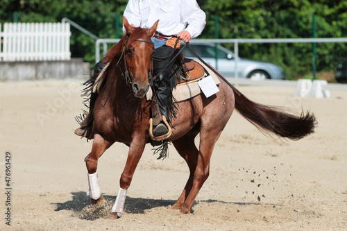 Fotografía Western horse with rider spinning from right to left..