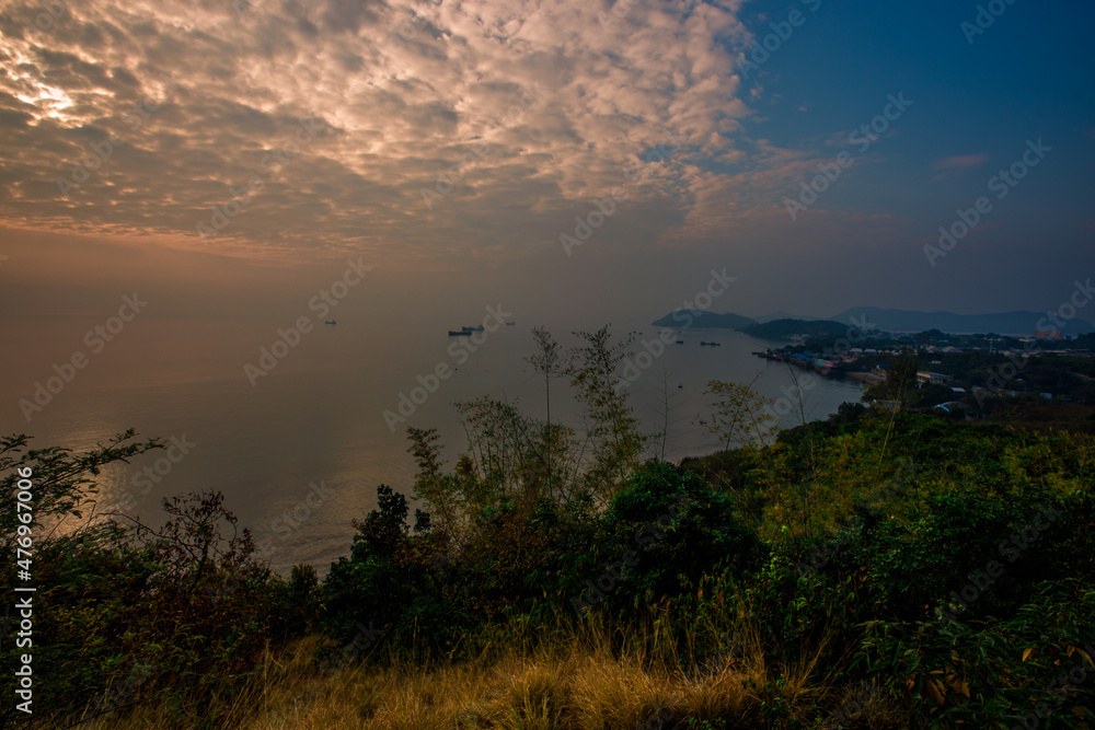 The background of the morning light, the wallpaper of the Twilight sky, the lake or the sea, is a natural beauty, seen between travel. The background of the morning light, the wallpaper of the Twilight sky, the lake or the sea, is a natural beauty, seen between travel.