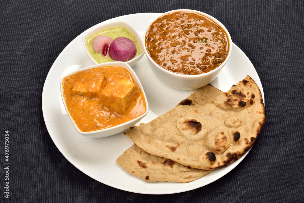 Foto de Shahi Paneer and Dal Makhani Served with Tandoori Chapati in ...
