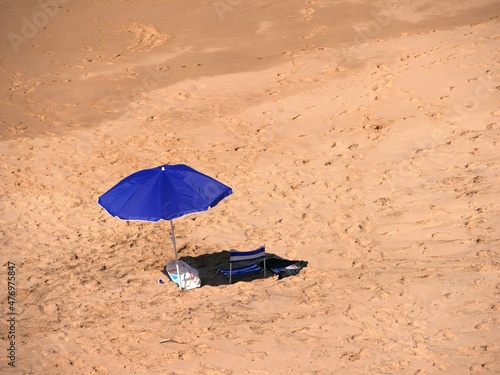 Parasol  bleu sur la plage d Almograve en Alentejo au Portugal