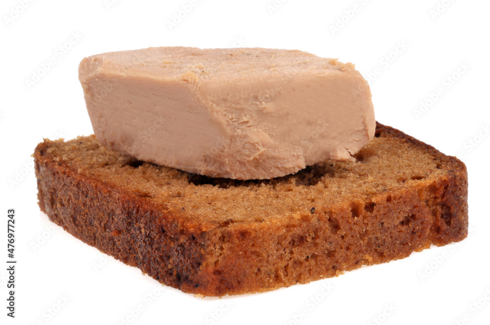 Morceau de foie gras sur une tranche de pain d'épices en gros plan sur fond blanc
