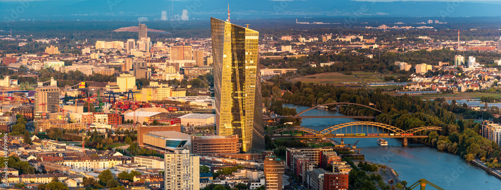 Panoramasicht über den Osten von Frankfurt am Main im warmen Nachmittagslicht der Sonne mit der Glasfassade des neuen Hochhaueses der EZB (Europäische Zentralbank) im Mittelpunkt