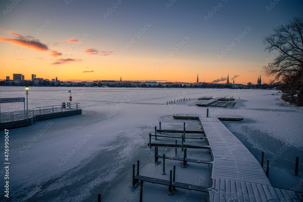 Hamburg Sonnenaufgang gefrorene Außenalster