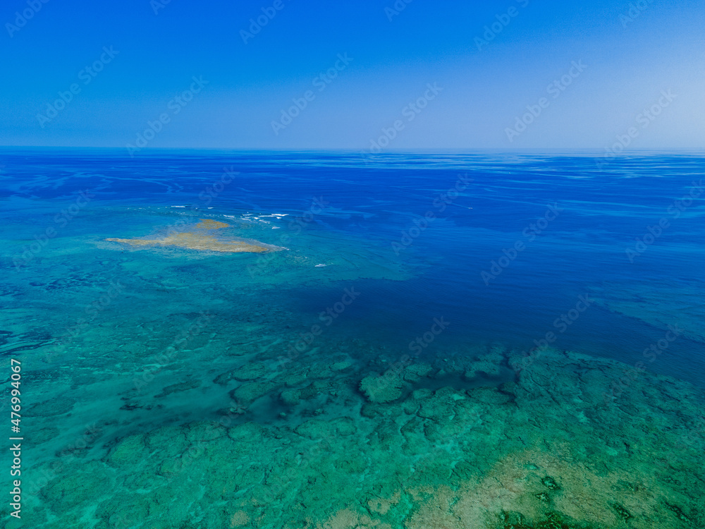沖縄県百名ビーチからから青い海とリーフを航空撮影